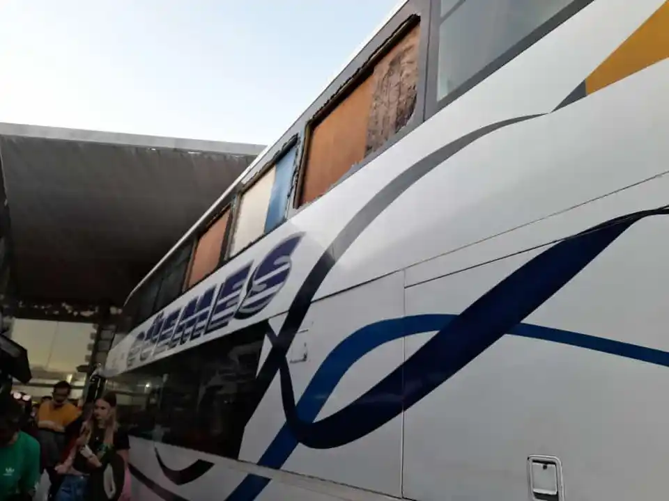 De Rosario a Rafaela, le pusieron cartones en lugar de vidrios a un coche de la empresa Güemes