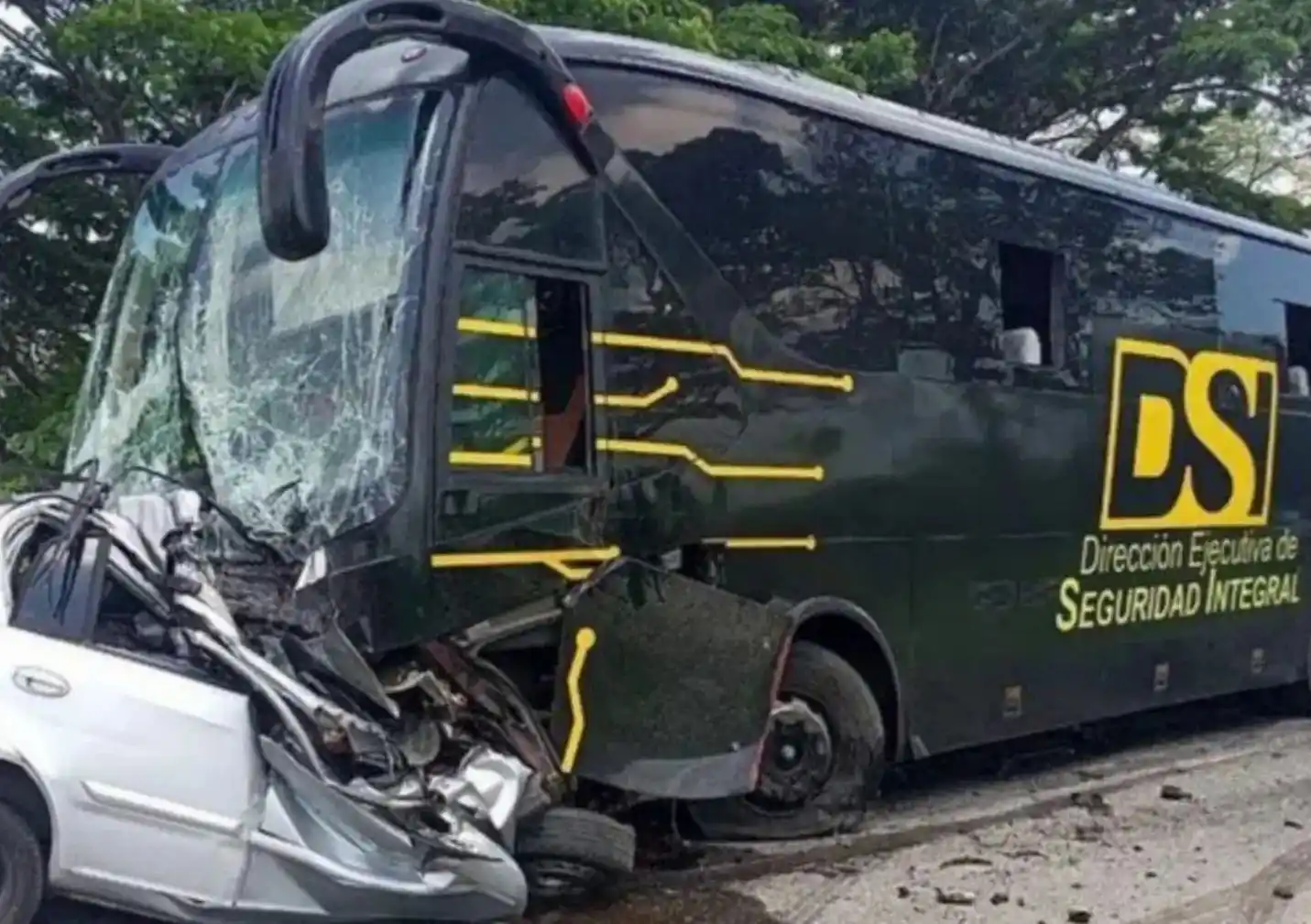 CHOQUE DE FRENTE entre un autobús de PDVSA y un Chery deja dos muertos y 5 heridos en Falcón