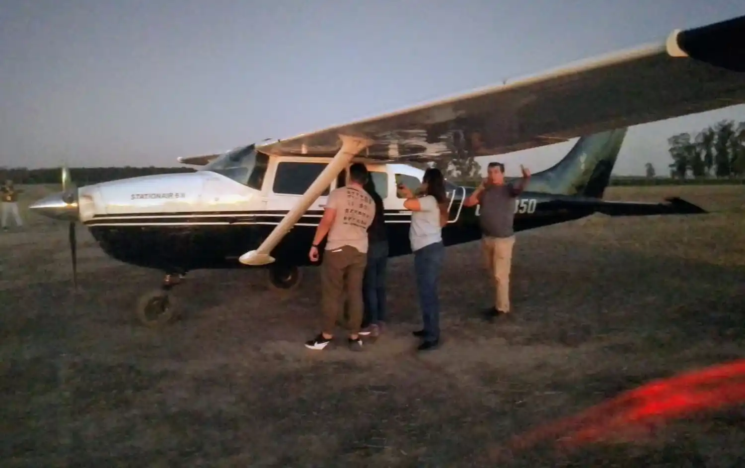 Hallaron una avioneta con 480 kilos de cocaína en un campo de la región