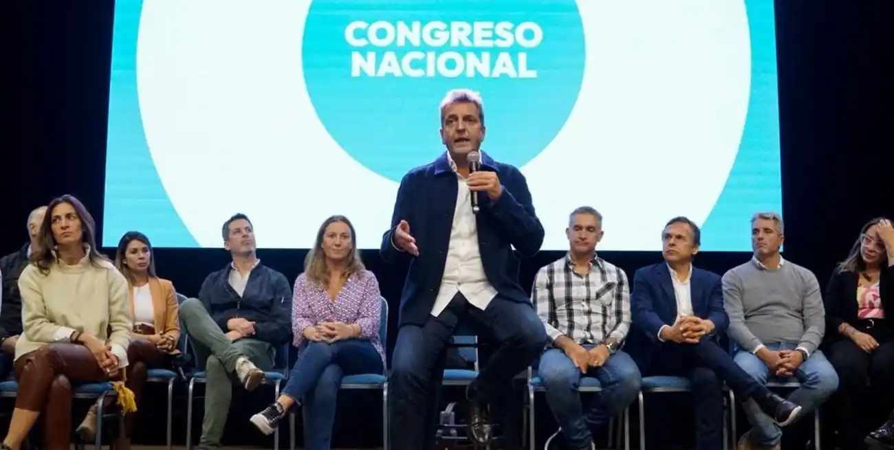 En el congreso del Frente Renovador, Sergio Massa llamó a no "pararnos con el dedo acusador y decirle a la gente que se equivocó a la hora de votar", sino "construir la nueva mayoría que nos va a permitir volver al gobierno dentro de 4 años".