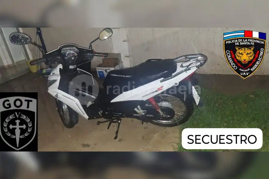 Dos masculinos fueron vistos arrastrando una moto: la hallaron abandonada en un decampado
