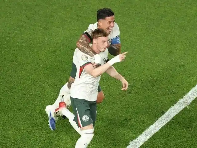 Cole Palmer es abrazado por Enzo Fernández luego de su gol.