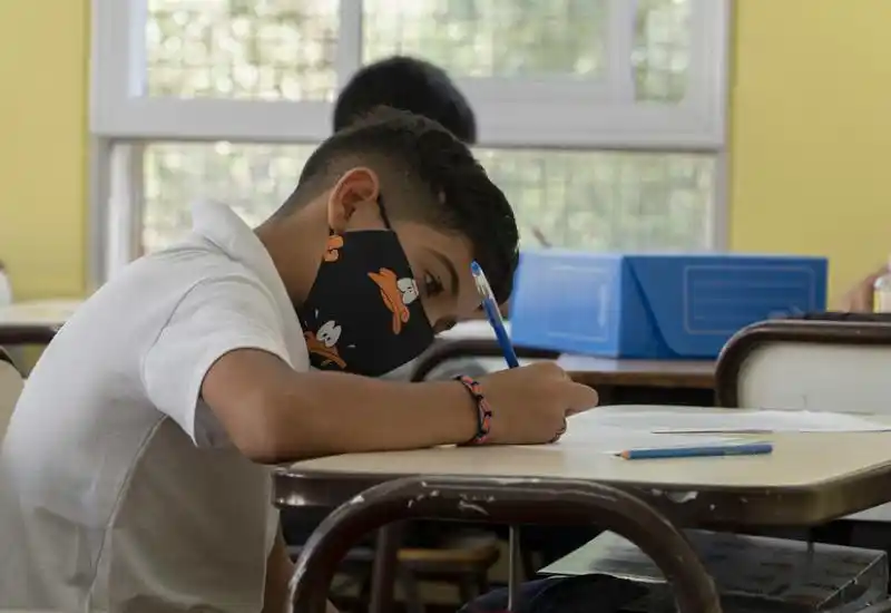 Cómo es el proyecto de "Emergencia Covid" y cuáles son los criterios para suspender las clases