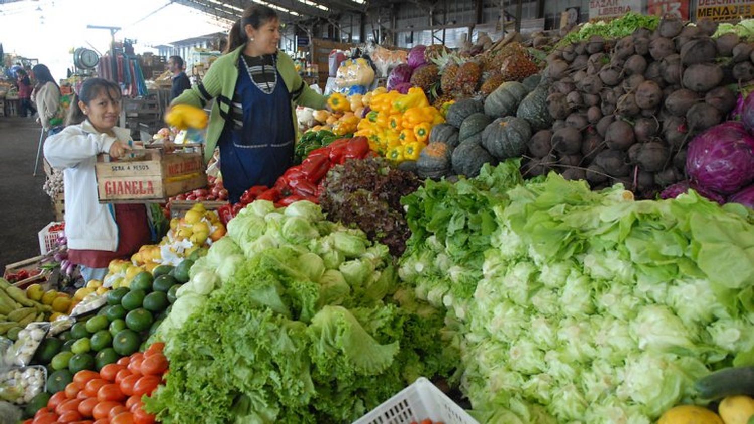 Más medidas: bajan 20% los precios de las frutas y las verduras en el Mercado Central