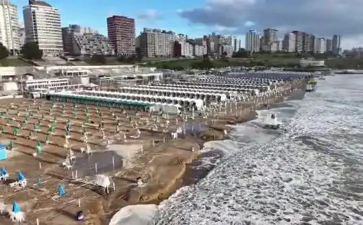 La sudestada  empujó el mar hasta la línea de las carpas de varios balnearios
