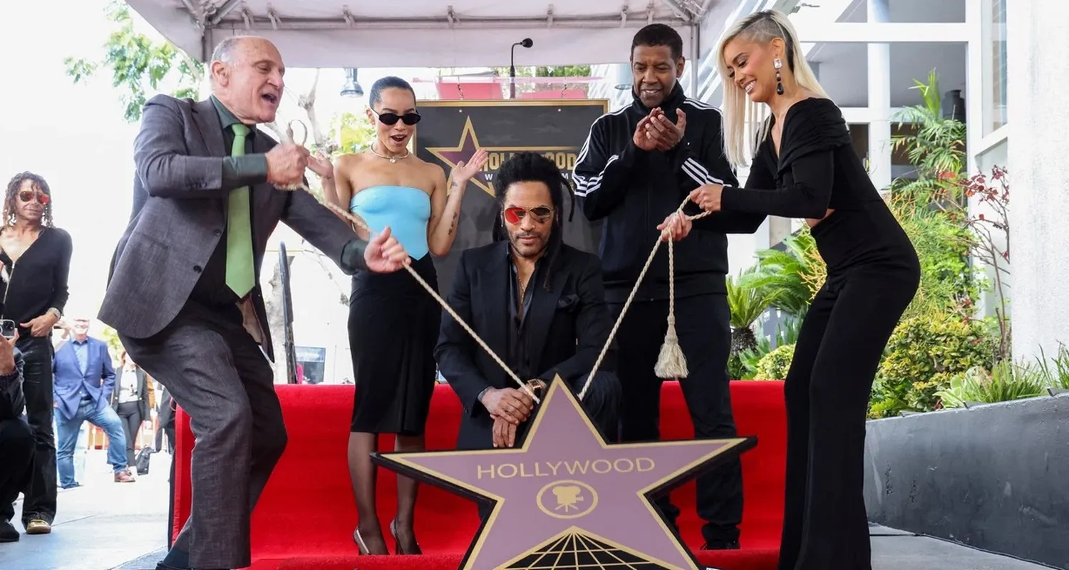 Acompañado de su hija, la actriz Zöe Kravitz, y su amigo Denzel Washington, el músico recibió la estrella número 2.774. Fotos: Reuters