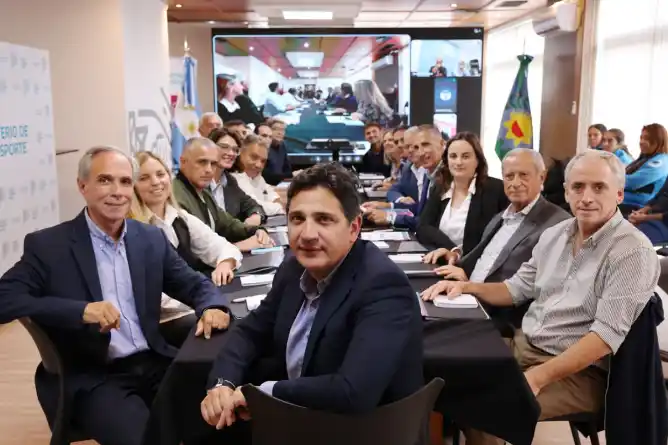 El intendente Javier Gastón participó de un encuentro encabezado por el ministro de Transporte bonaerense, Martín Marinucci