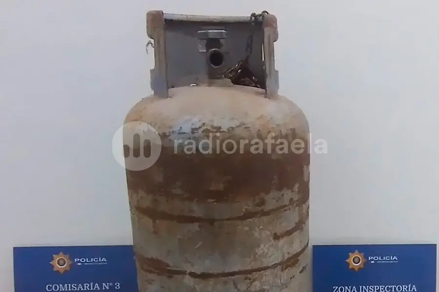 Apareció una garrafa escondida entre pastizales: la secuestraron para averiguar su procedencia