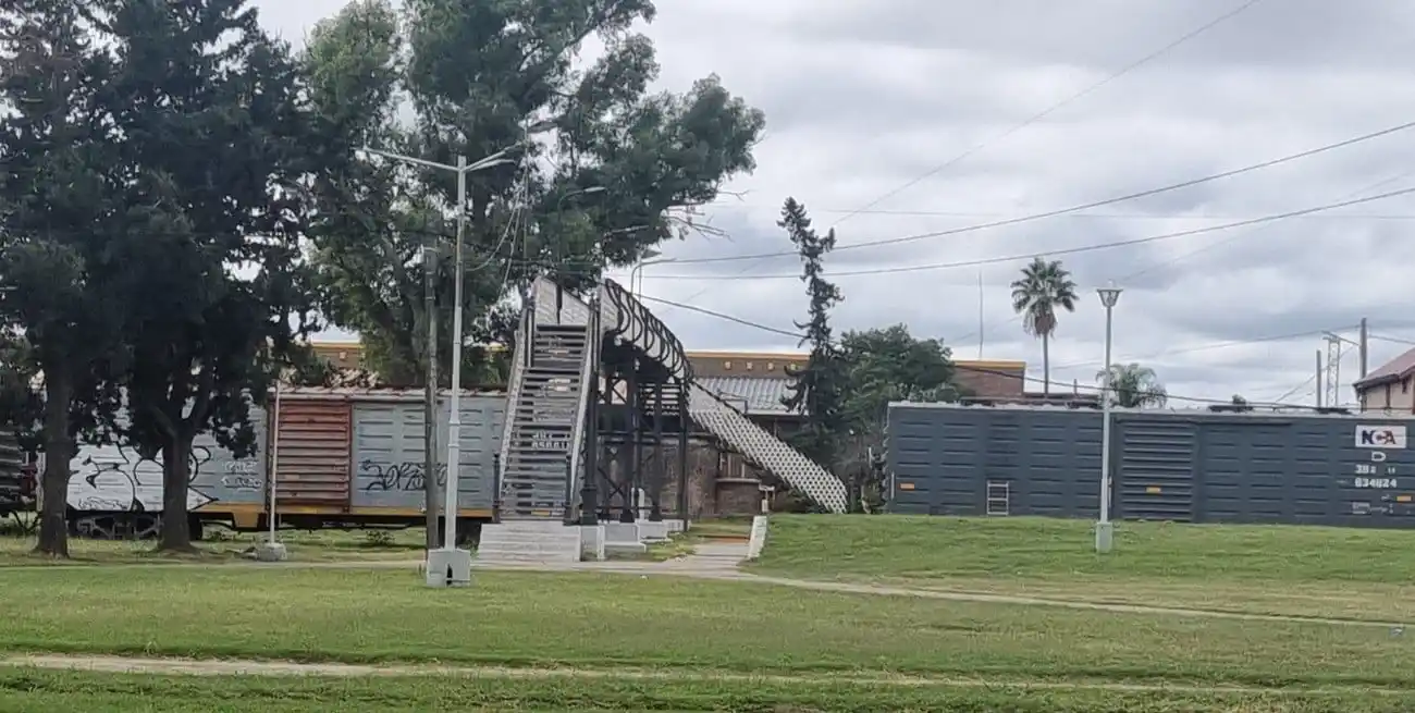 El puente ferroviaro desde donde se arrojó la menor, de unos 5 metros de altura aproximadamente.