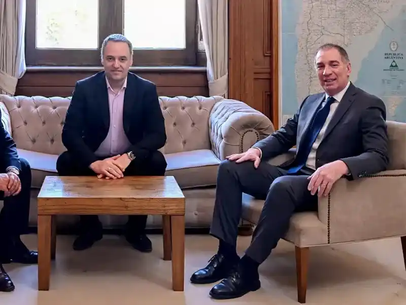 El reparto de áreas surgió de reuniones conjuntas entre los equipos de Adorni y Santilli.