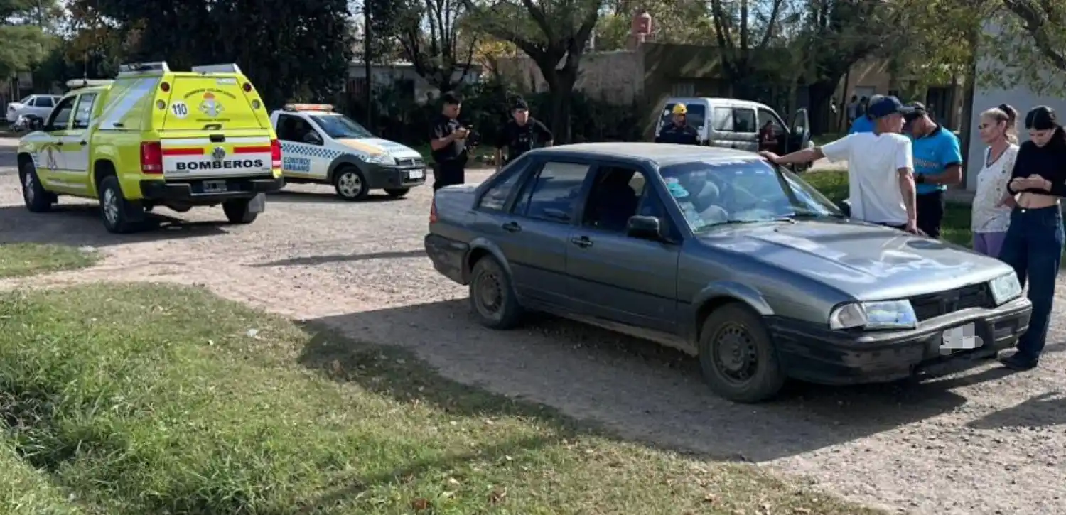 El Ford Galaxy que chocó contra la moto que trasladaba tres personas. Foto: BVVT