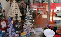A días de Navidad, se consiguen en la ciudad arbolitos completos entre 2 mil y 25 mil pesos