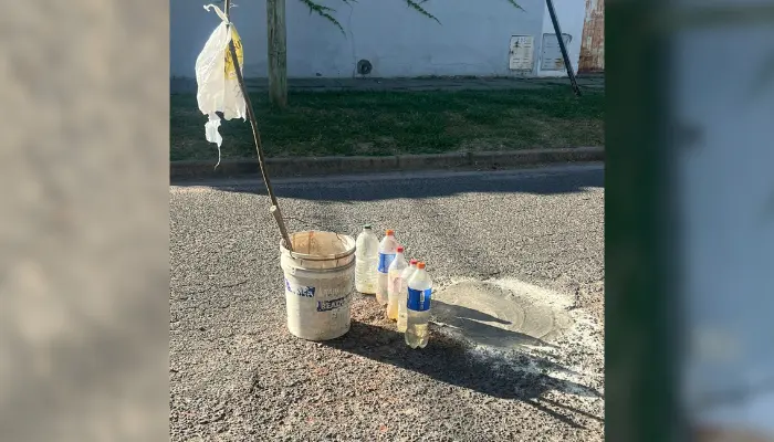 Vecinos a la obra, cubren baches en calle Thorne