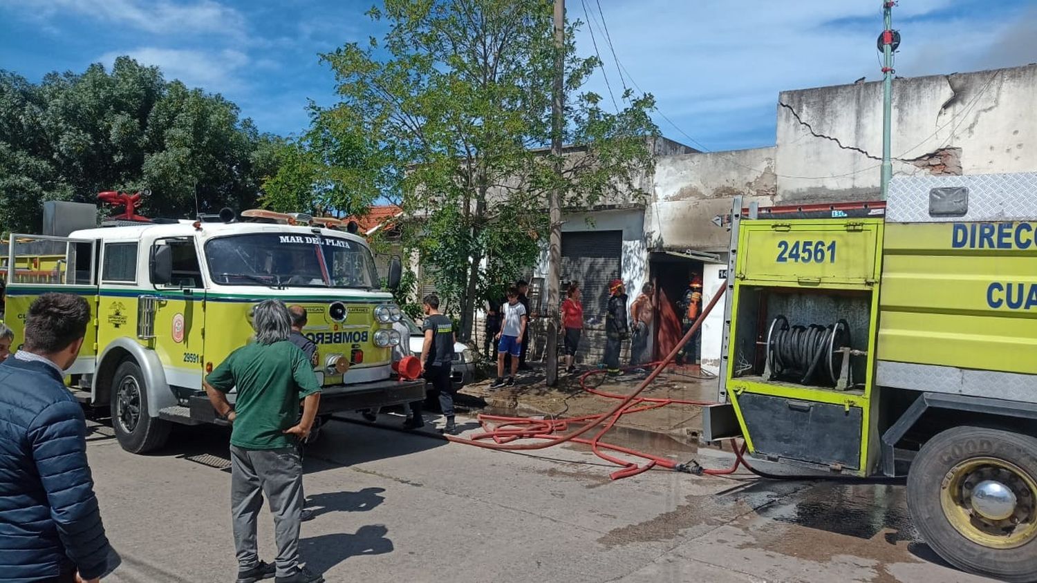 Bomberos trabajan en el incendio de un taller del barrio 9 de Julio