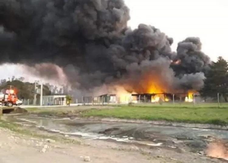 Mercedes: realizarán limpieza especial en fábrica de agroquímicos incendiada