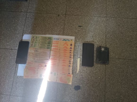 Le robaron a un taxista en zona sur, trataron de escapar de la policía y fueron detenidos