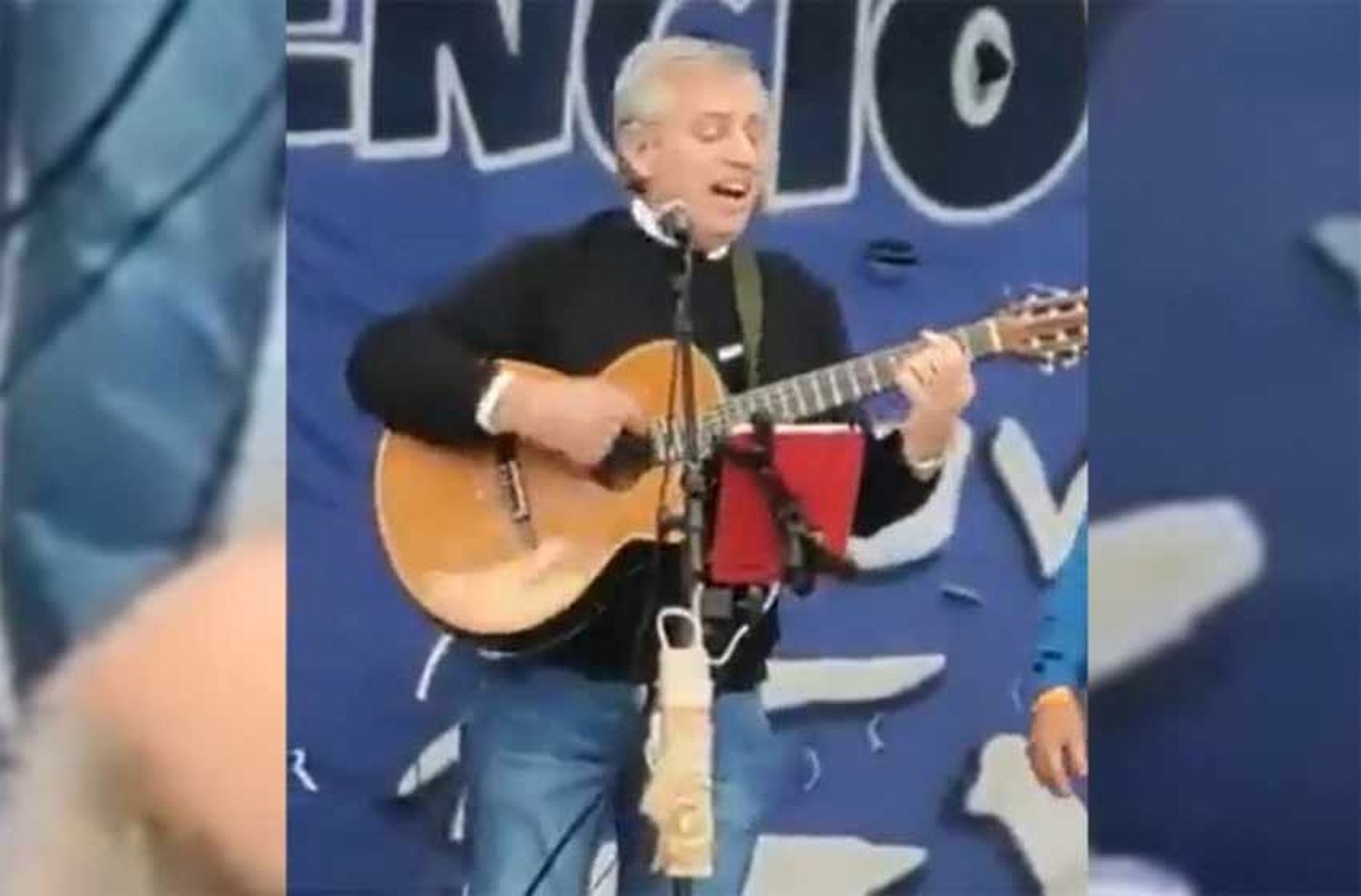 ¡Viva la Patria!: Alberto Fernández se animó a cantar y a tocar la guitarra para celebrar el 25 de Mayo