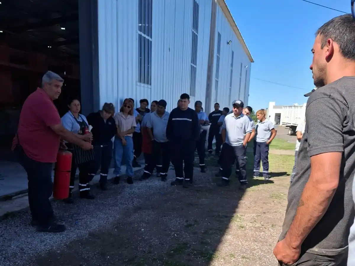 Importante capacitación paralos empleados de la planta de reciclaje.