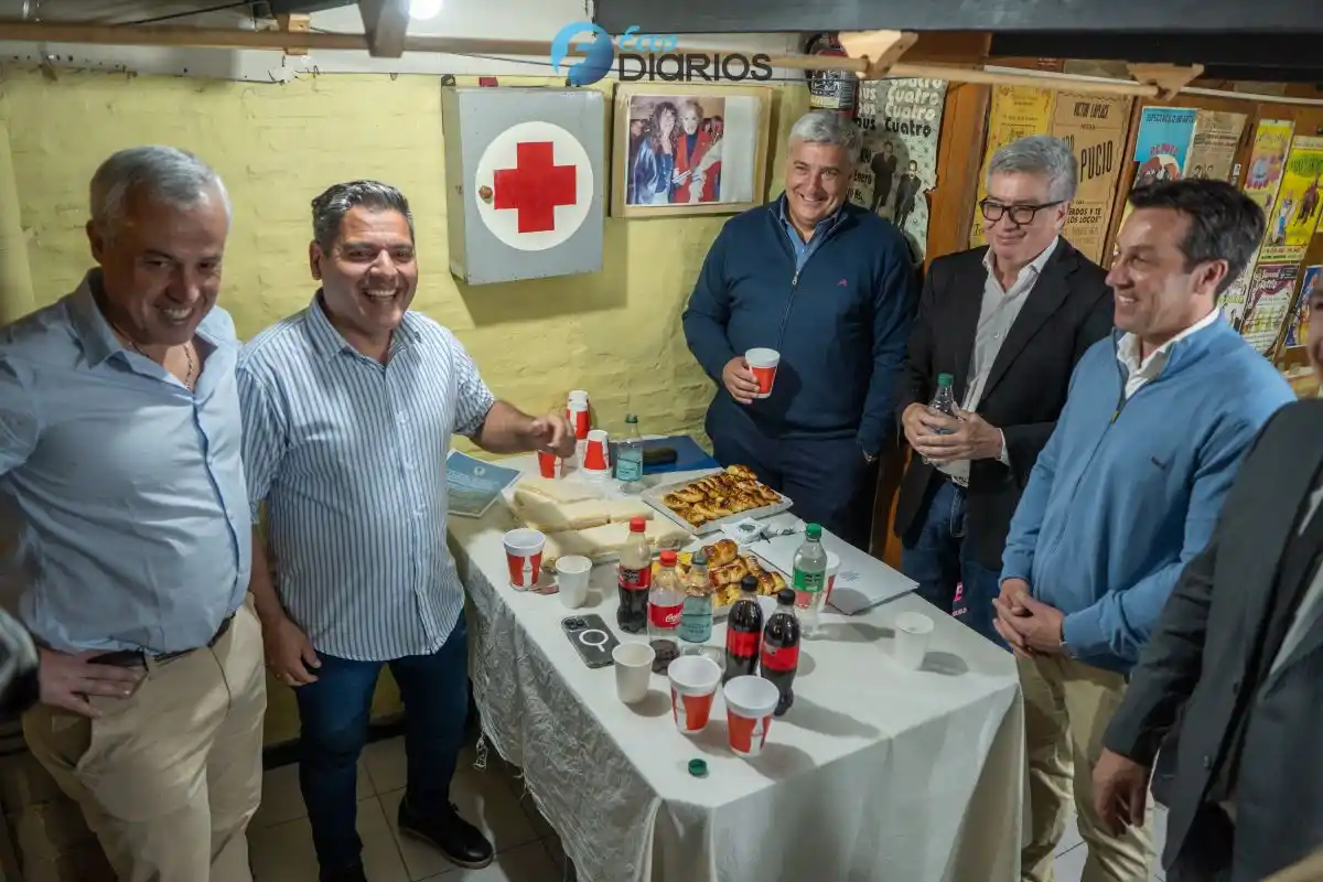 Los candidatos en los camarines, antes de ingresar al debate