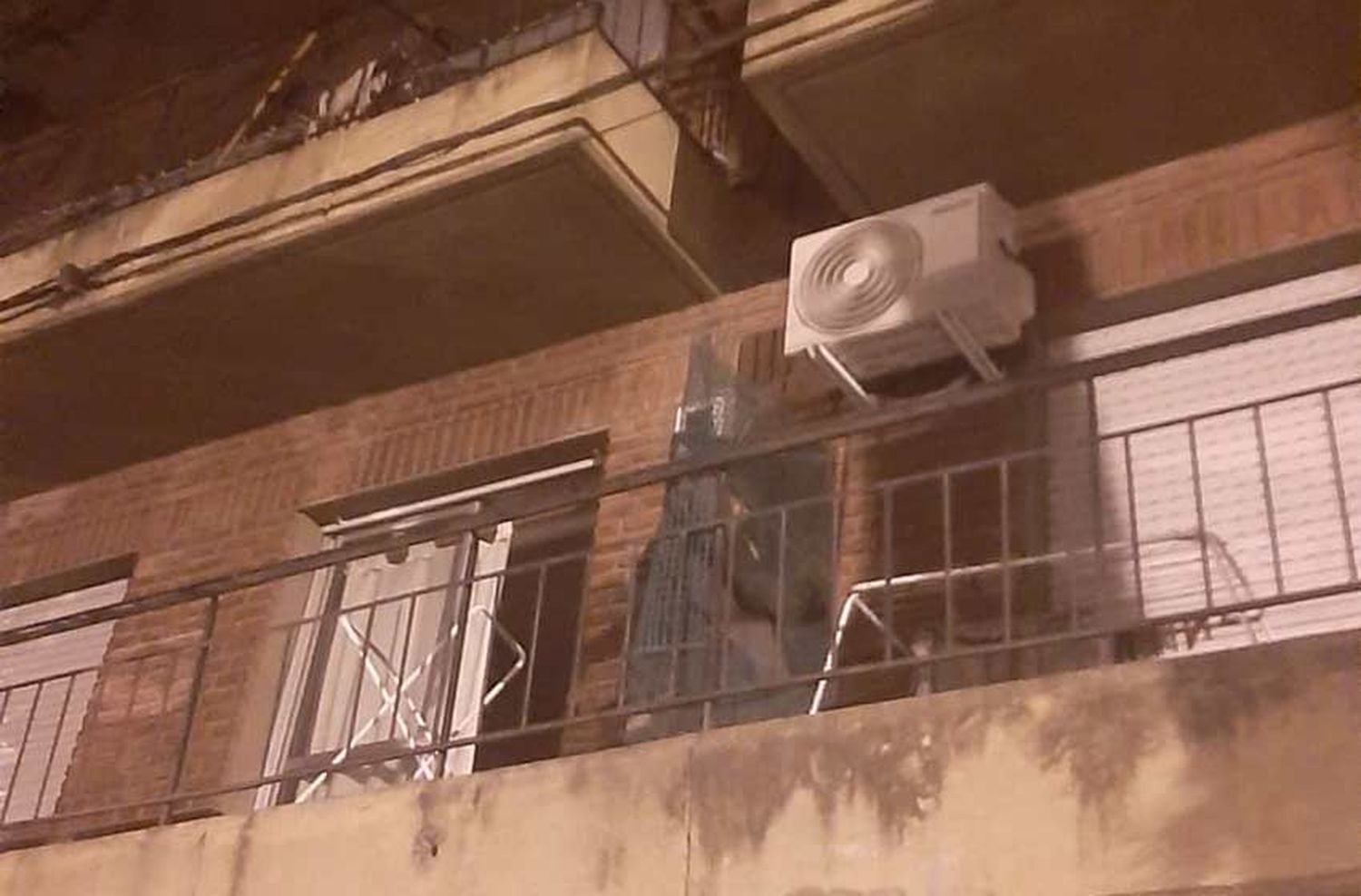 Echesortu: quiso entrar por el balcón de un departamento para robar y cayó al vacío