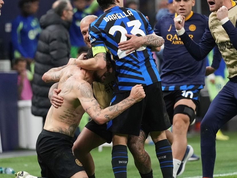 Lautaro Martínez festeja con sus compañeros el gol de la victoria. Foto: AP / Antonio Calanni.