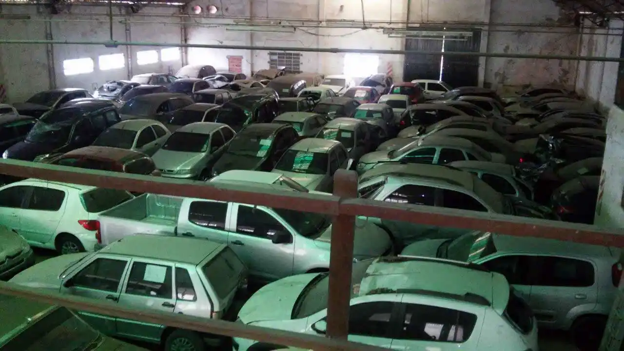 Clausuraron un galpón donde había 120 autos sin habilitación