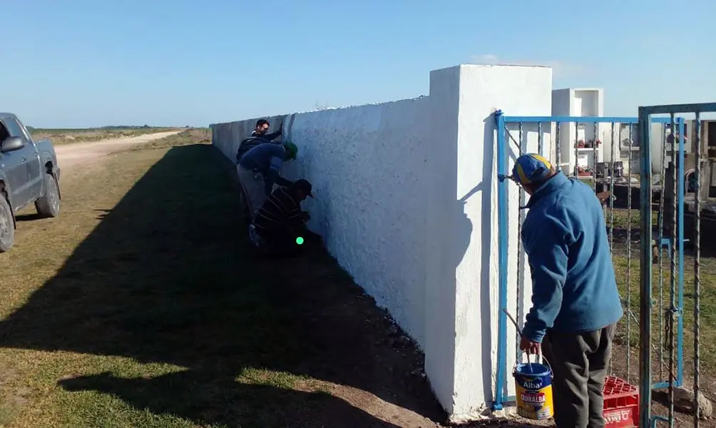 Tareas de limpieza y pintura en el cementerio de Claraz