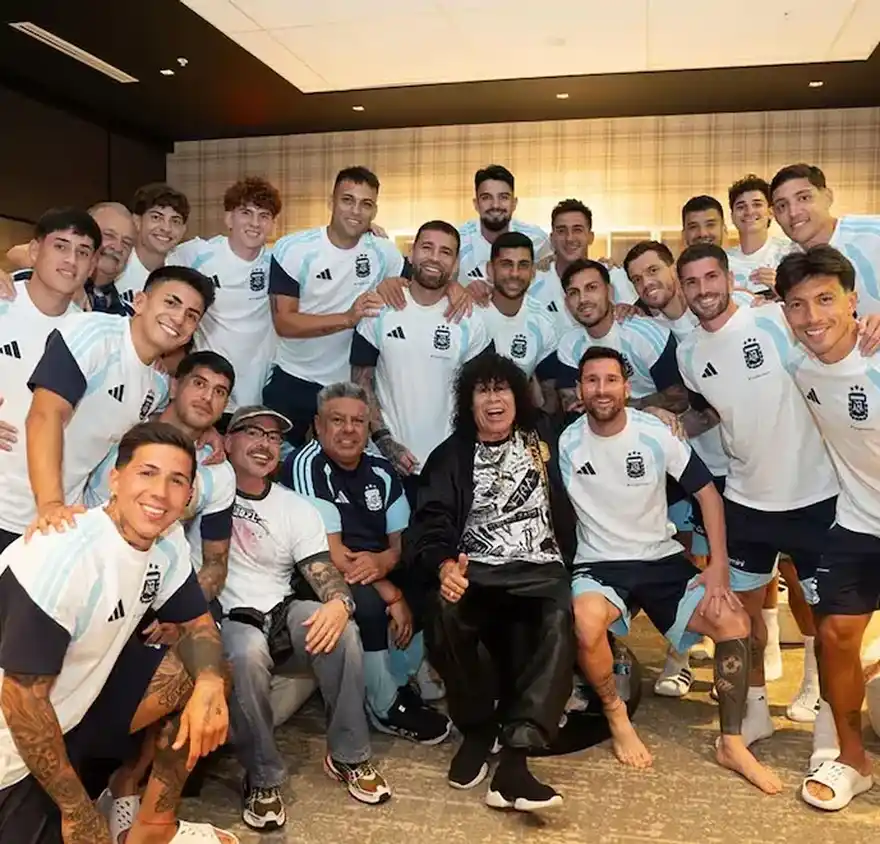 La Mona hizo bailar al plantel de la selección argentina en la concentración en Kansas