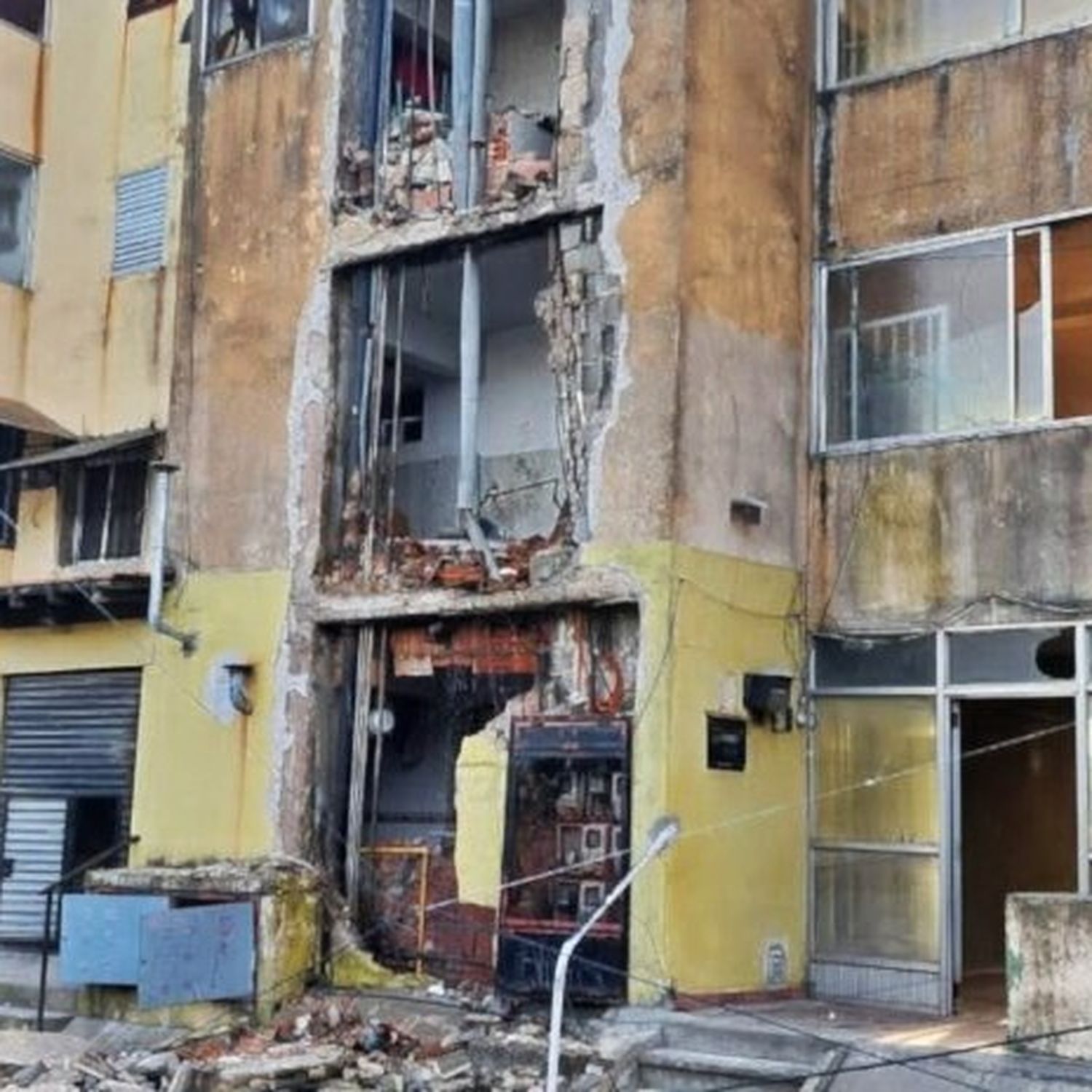Una explosión en un monoblock dejó varios heridos y departamentos destruidos