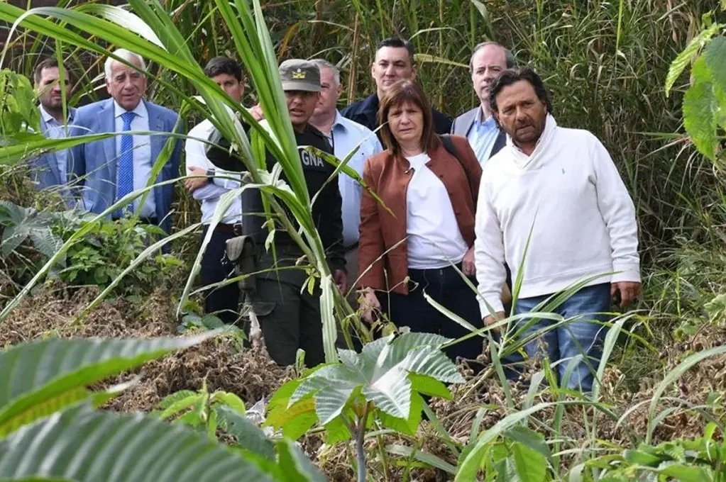 La ministra de Seguridad, Patricia Bullrich, y el gobernador Gustavo Sáenz, durante una visita a Aguas Blancas.