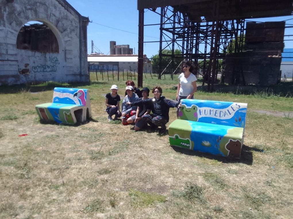 Eco Murales: ganadores del segundo premio pintaron bancos del predio de la Fiesta del Trigo