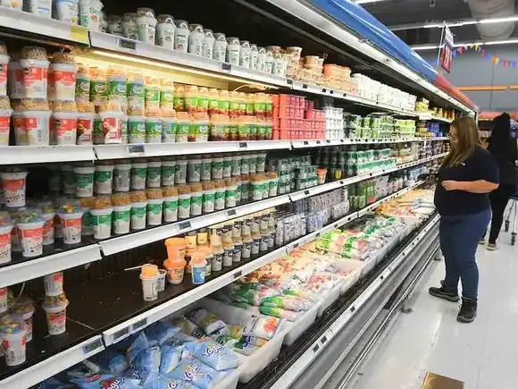 “Si te quieren aumentar los precios, no compres”: el mensaje del Gobierno en medio de la baja del dólar