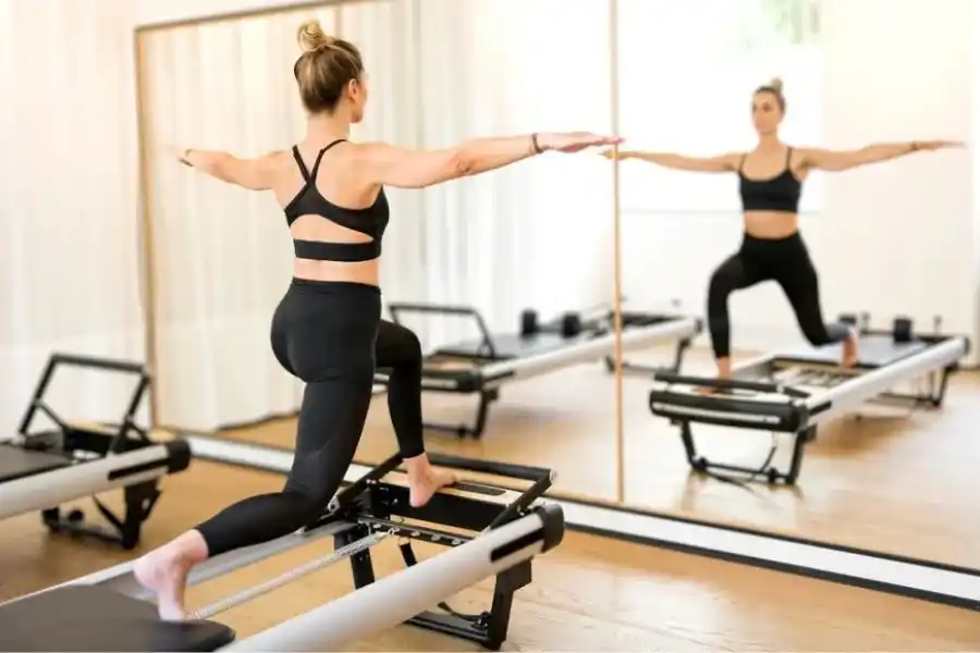 Pilates trabaja en la alineación correcta del cuerpo con movimientos controlados y conscientes