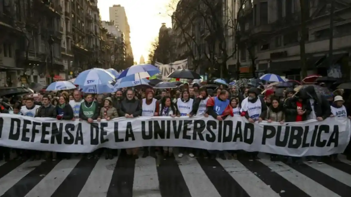 Las universidades nacionales marchando a Plaza de Mayo.