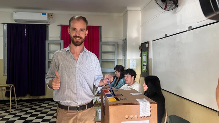 Bryan Mayer votando en la escuela Manuel Belgrano de Rafaela