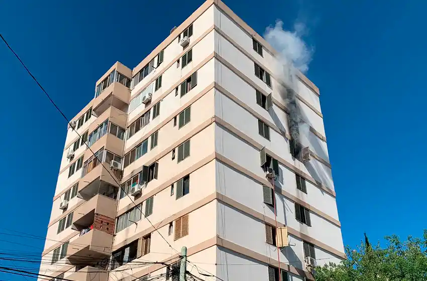 Se incendió el séptimo piso de un departamento de zona sur
