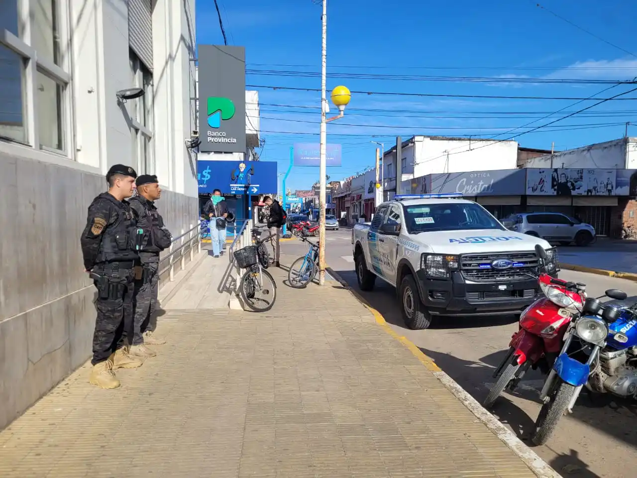 Personal del GAD con la Ranger nueva, este viernes en la zona bancaria.