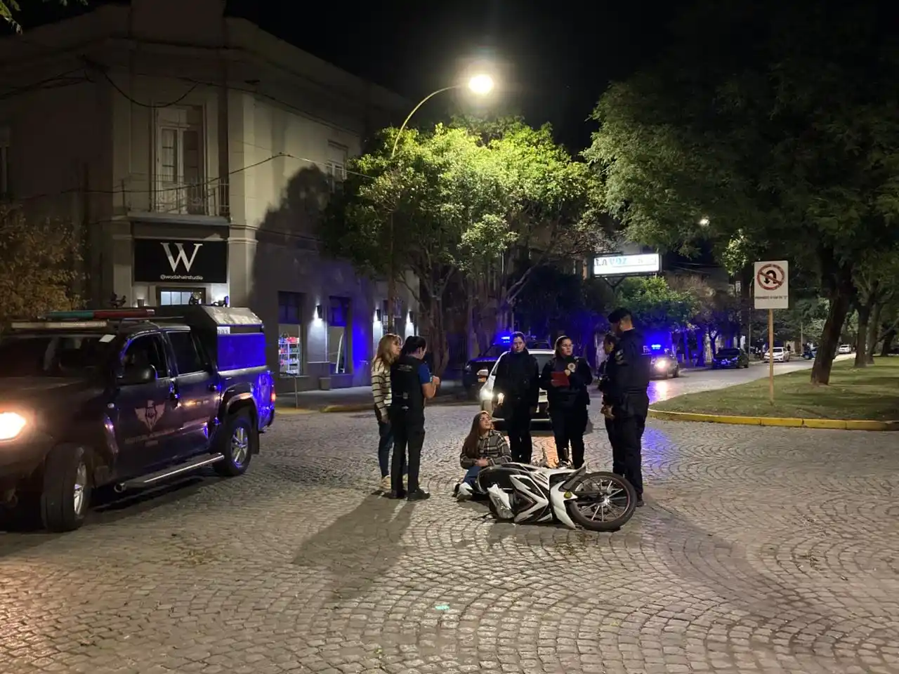 Accidente de tránsito en pleno centro: trasladan a una motociclista al hospital