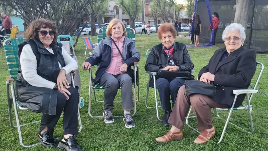 Comunidad que se dió cita en la Plaza España por la Fiesta en Honor a la Virgen del Pilar