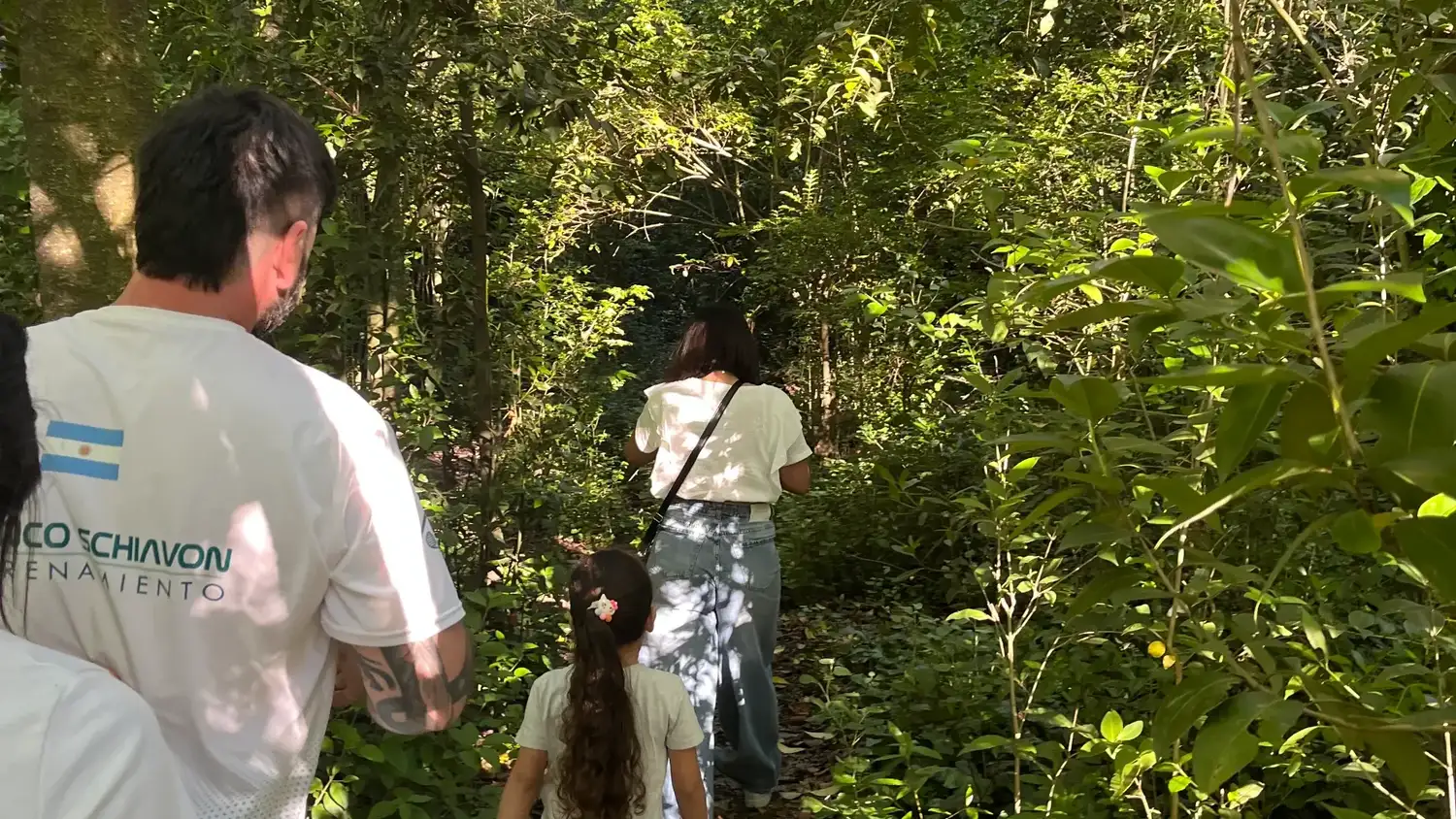 La familia recorrió la zona con la esperanza de encontrar pistas sobre su paradero.