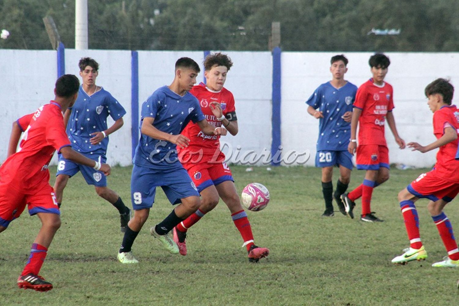En pleno juego. En cancha de Ministerio se jugaron varios de los partidos del torneo