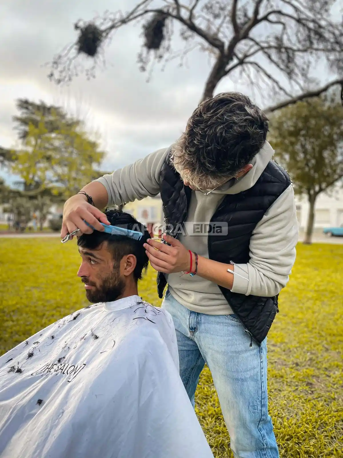 El gesto de tres jóvenes peluqueros de la ciudad y un llamado a reparar en el otro