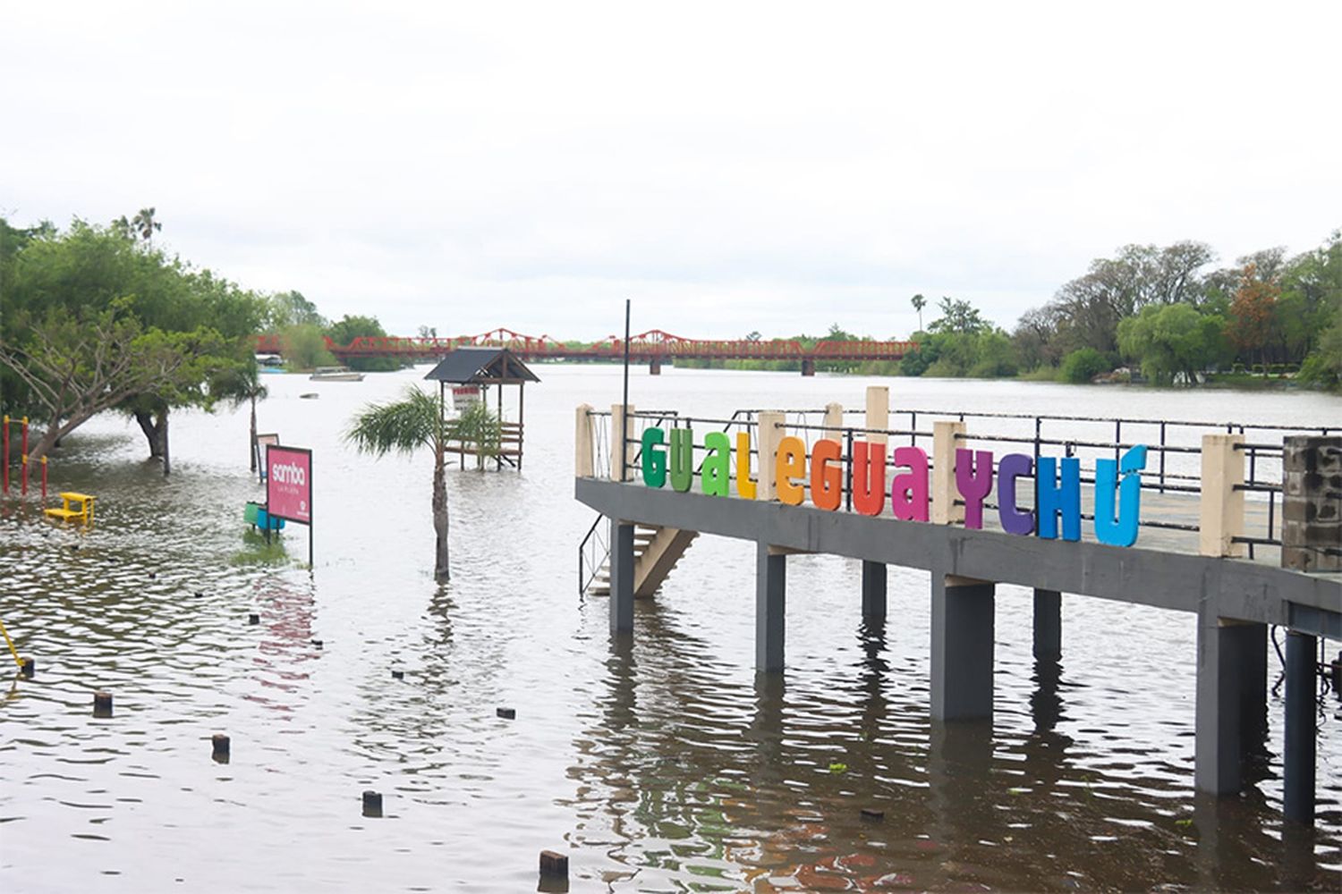 El río continúa por encima de la línea de evacuación: mirá todas las fotos