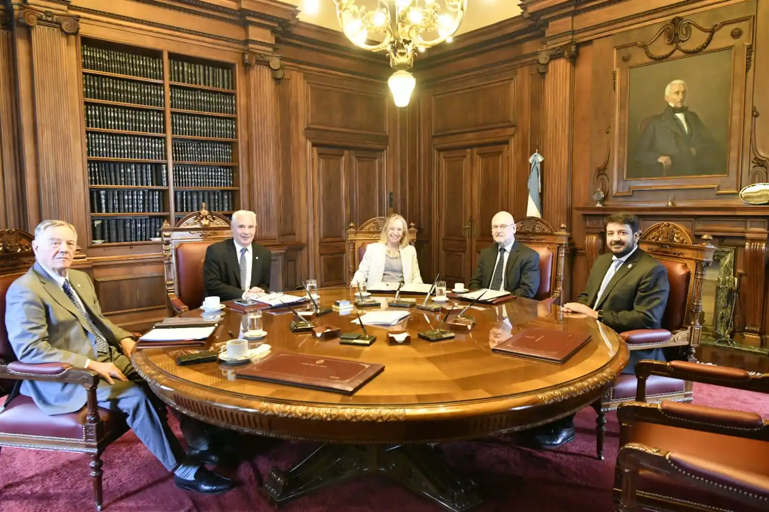 Martín Mena con la Corte