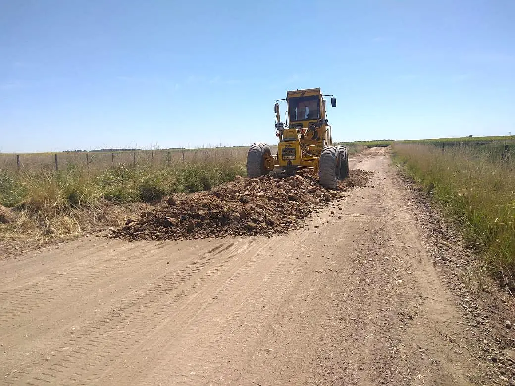 Realizan trabajos en los caminos rurales del distrito