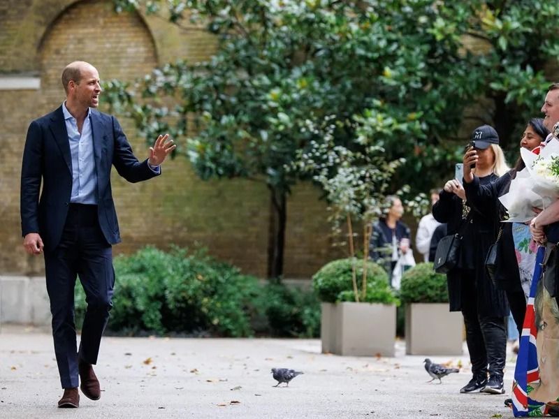 El Príncipe de Gales saludaba al público congregado a su llegada a un acto en Londres. EFE