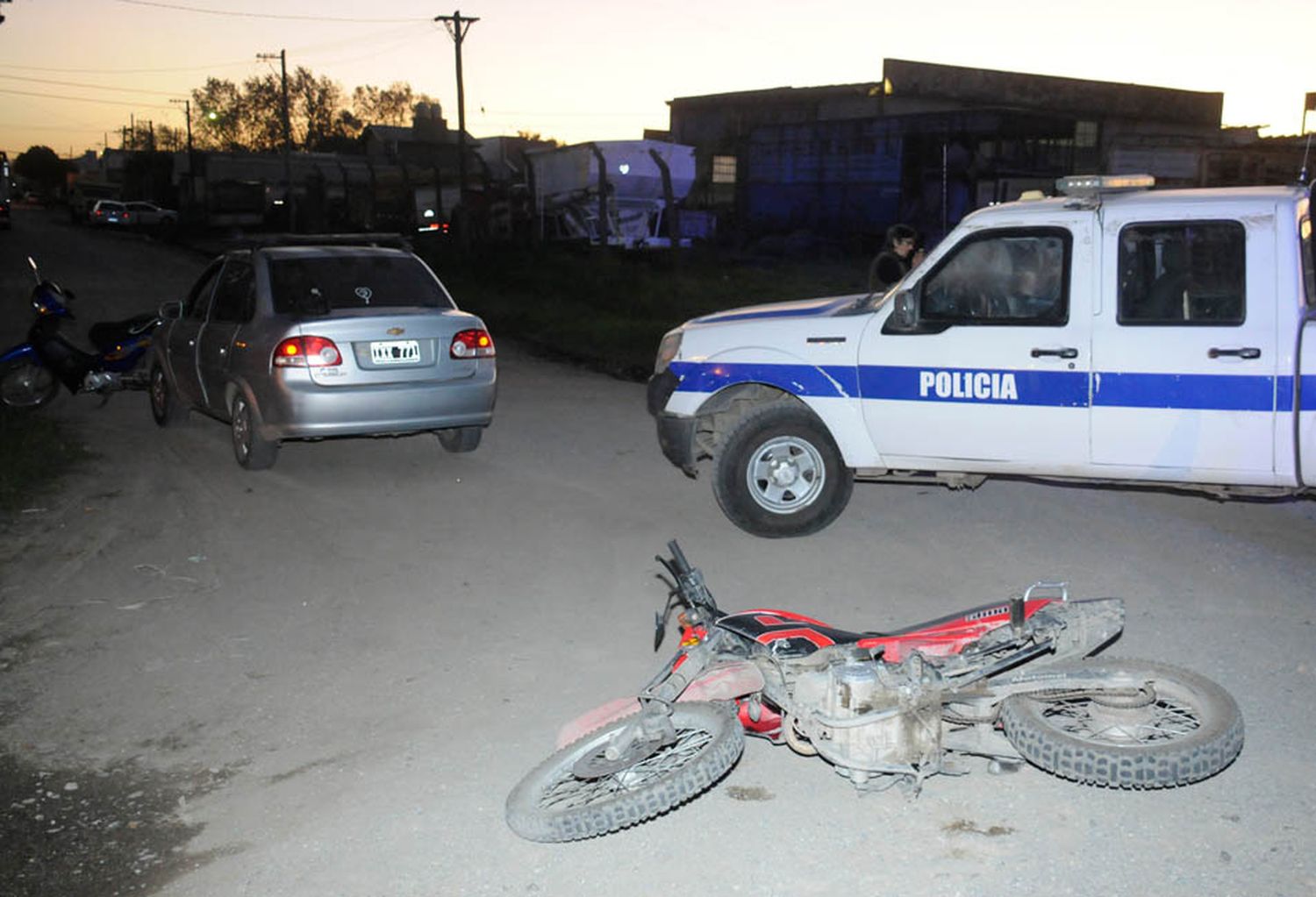 Una madre que viajaba en moto con sus dos hijas fue embestida por un automóvil en la ruta