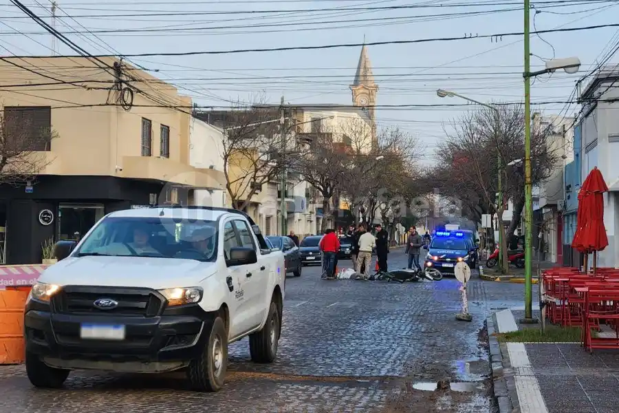 Con el adoquinado resbaloso por la humedad, un motociclista terminó cayendo de la moto