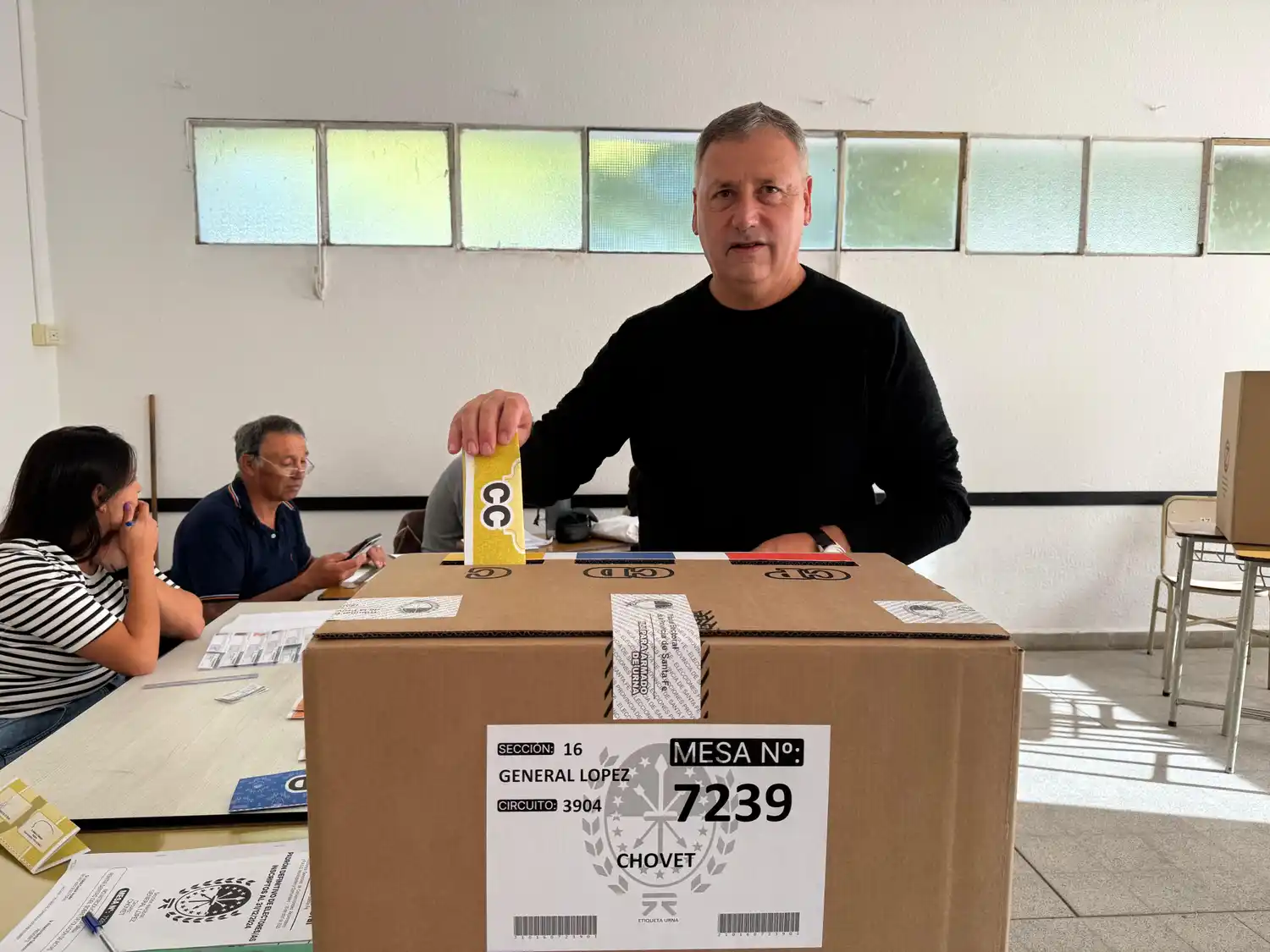 El presidente comunal de Chovet, Sergio Busquet, en el momento de la votación. Foto: Sur24