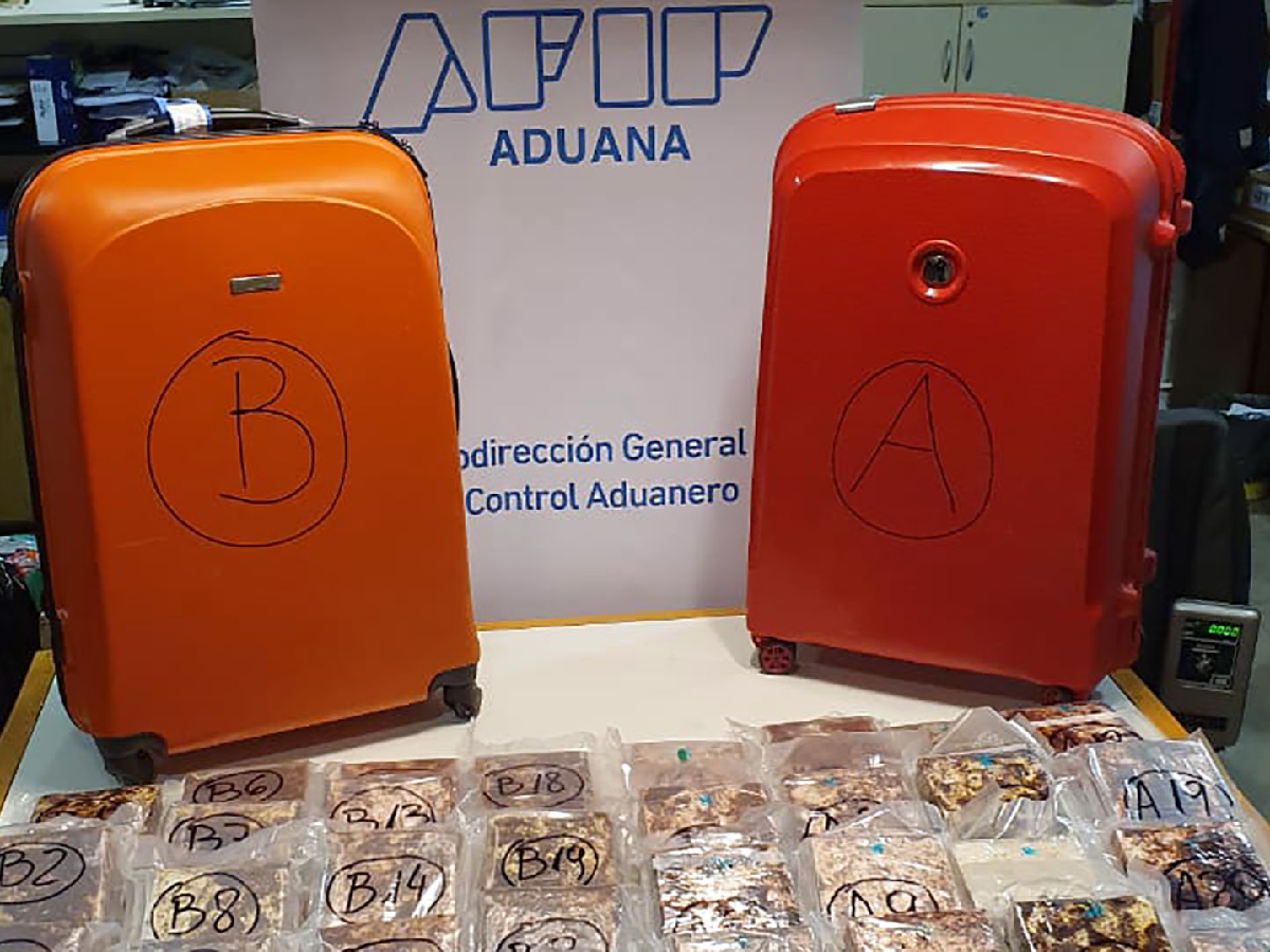 Decomisan 254 kilos de cocaína en el Aeropuerto de Ezeiza y detienen a trece personas